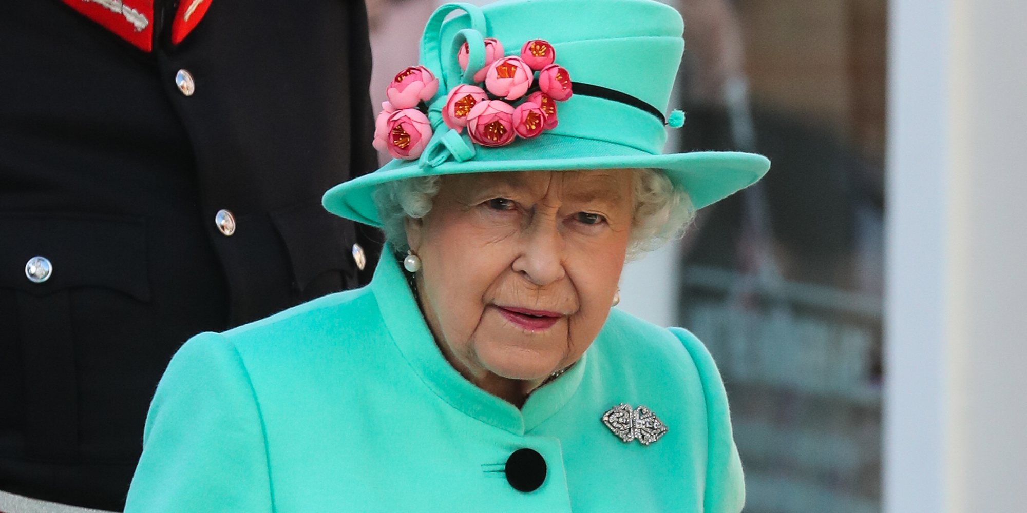 La Reina Isabel II inaugura un centro comercial y aprovecha para darse un paseo por las tiendas