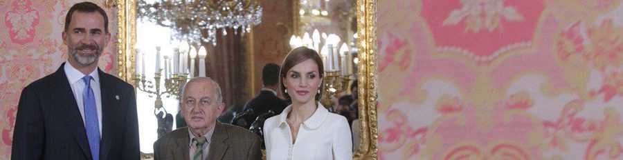 La Reina Letizia roba el protagonismo al Rey Felipe y a Juan Goytisolo por su look repetido y su corte bob