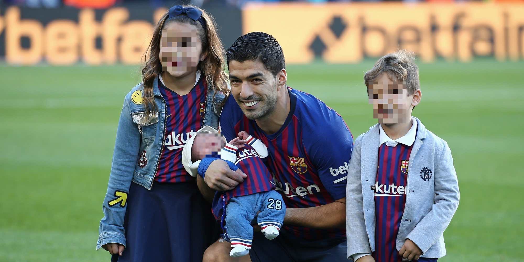 La felicidad de Luis Suárez posando por primera vez en el Camp Nou con sus tres hijos