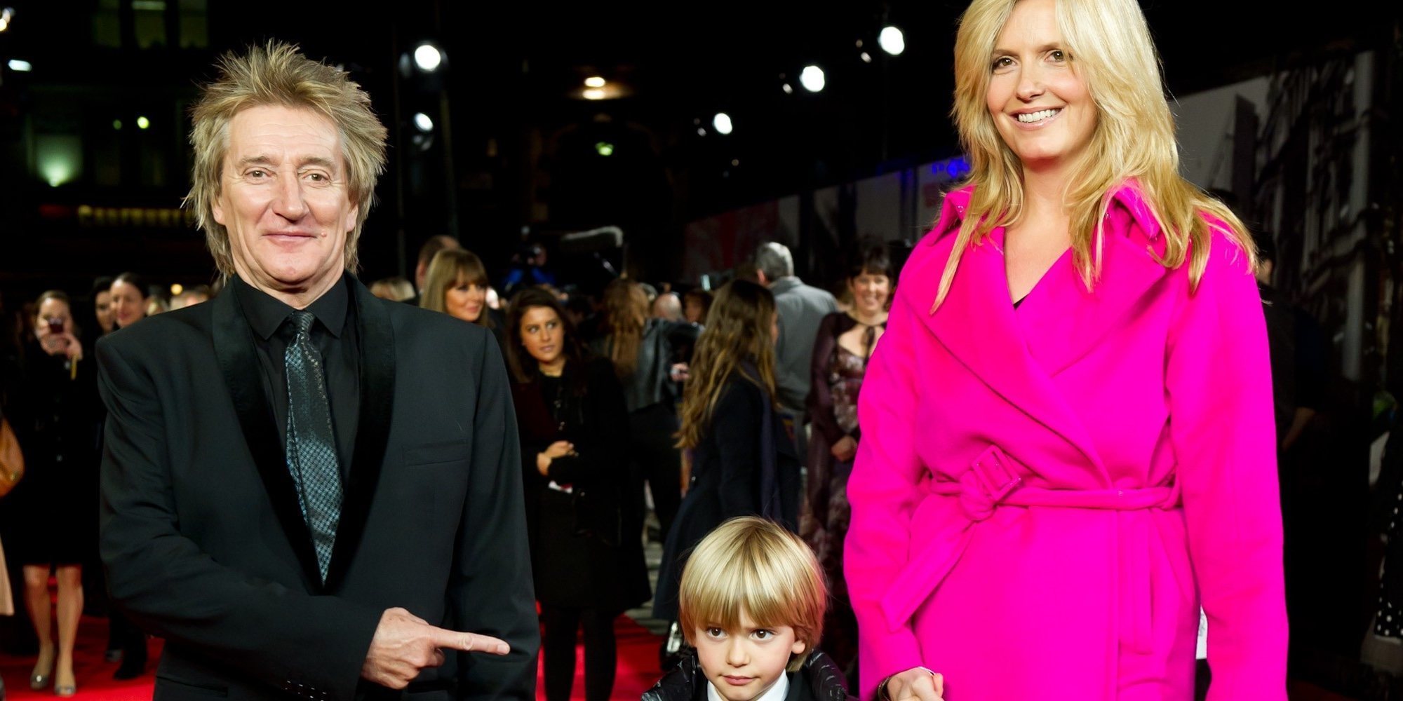 La mujer de Rod Stewart admite que sus hijos sufren acoso por la fama de su padre