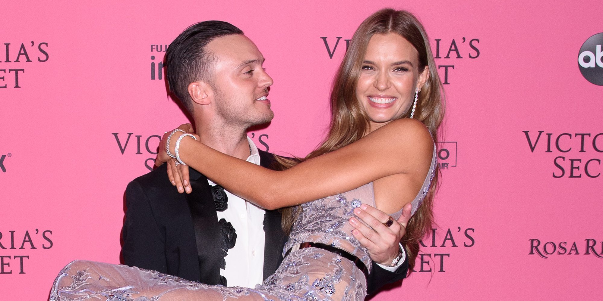 El ángel de Victoria's Secret Josephine Skriver se ha comprometido con el cantante Alexander DeLeon