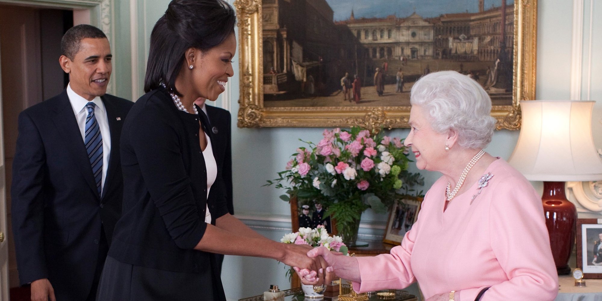 La Reina Isabel II se sincera con Michelle Obama: "El protocolo es una basura"