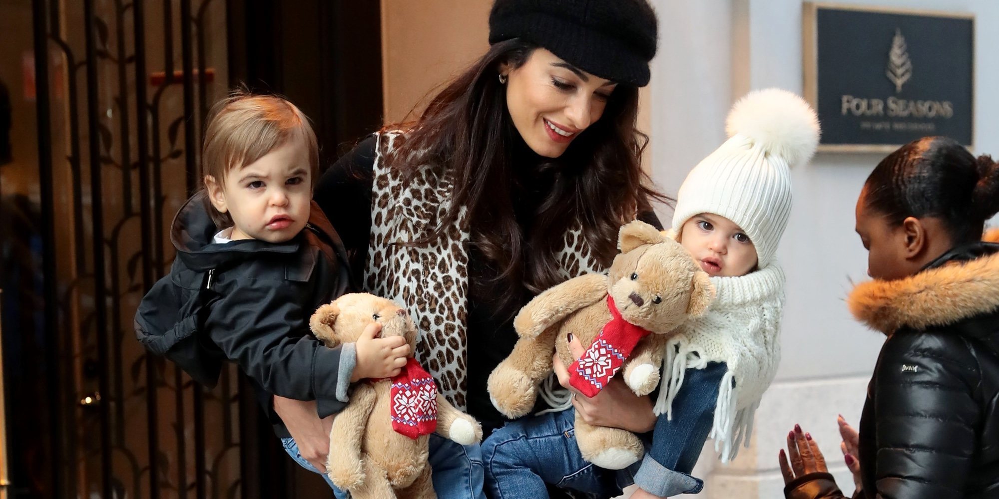 Amal Clooney enseña por primera vez la cara de sus hijos Alexandra y Ella Clooney