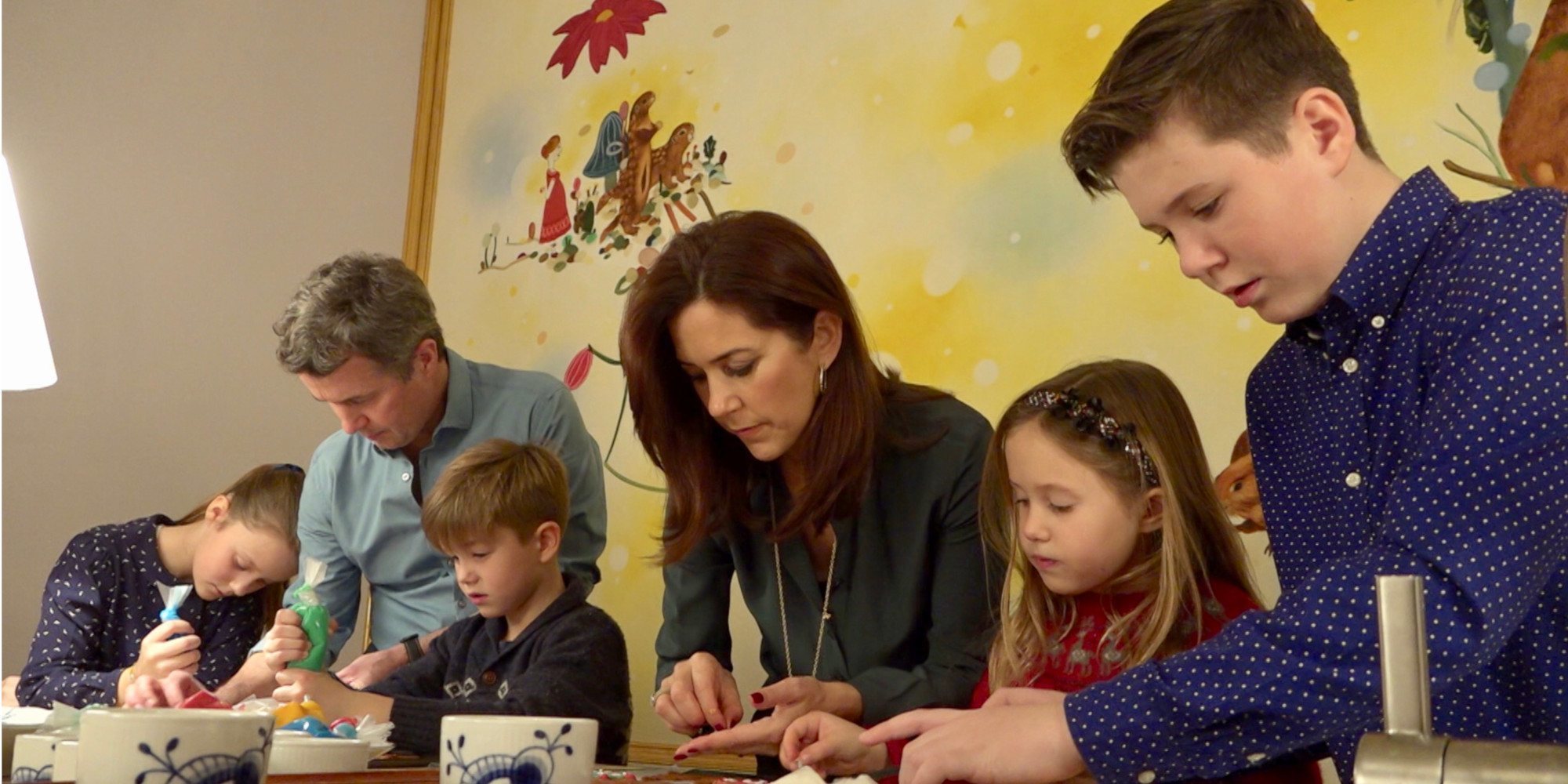 Federico y Mary de Dinamarca se ponen el delantal para celebrar la Navidad con sus cuatro hijos