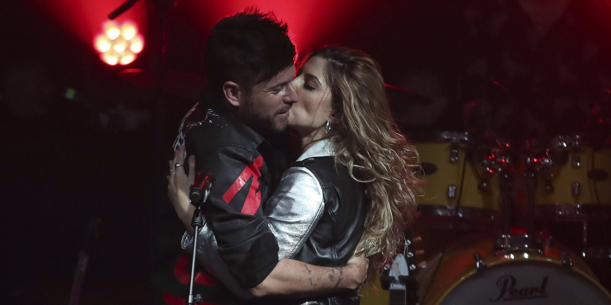 La increíble complicidad de Pablo López y Miriam Rodríguez entre besos y abrazos en Contigo Tour