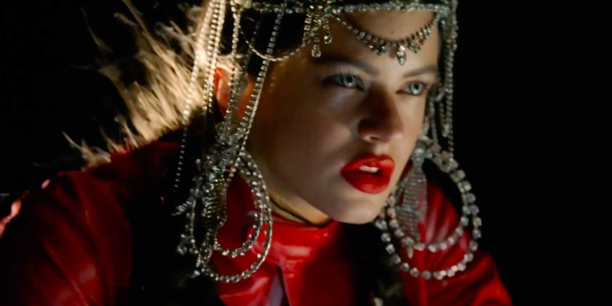 Rosalía le planta cara a la violencia de género en el videoclip de su nuevo single, 'De aquí no sales'