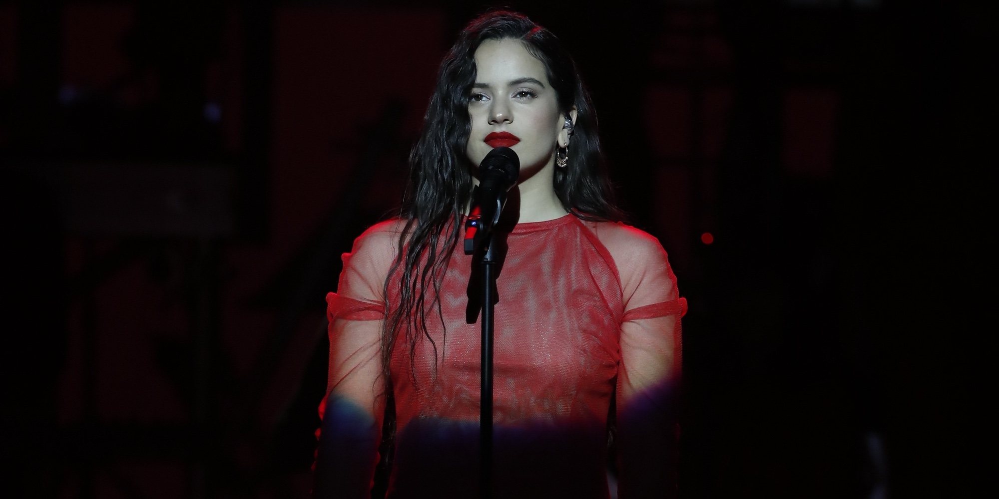 La tremenda actuación de Rosalía en los Premios Goya 2019: acompañada por un coro cantando 'Me quedo contigo'