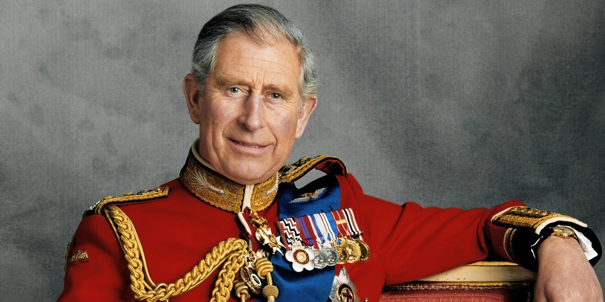 El Príncipe Carlos, pillado también sin cinturón de seguridad tras el escándalo de la Reina Isabel y el Duque de Edimburgo