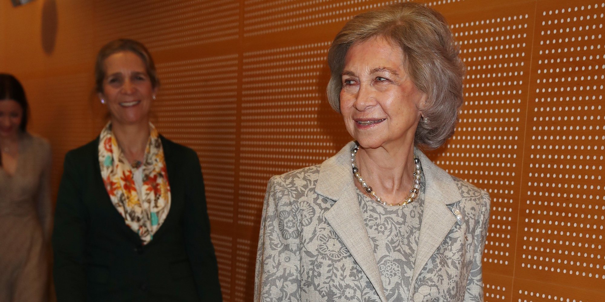La Infanta Elena se convierte en la sombra de la Reina Sofía en la entrega de Becas de la Fundación Reina Sofía