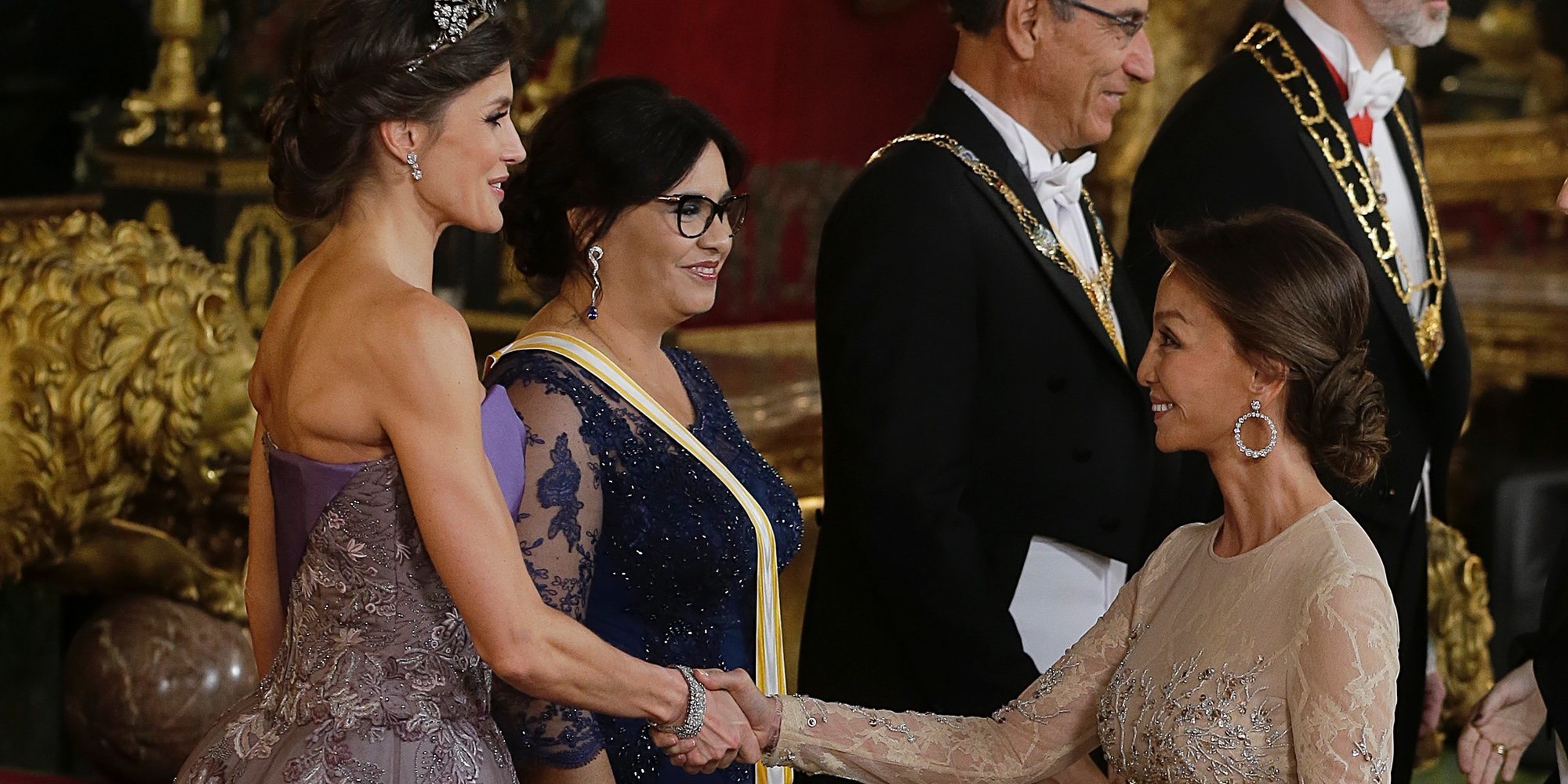 Cena de gala en el Palacio Real: de la reverencia de Isabel Preysler a la Reina Letizia a la 'soledad' de Pedro Sánchez