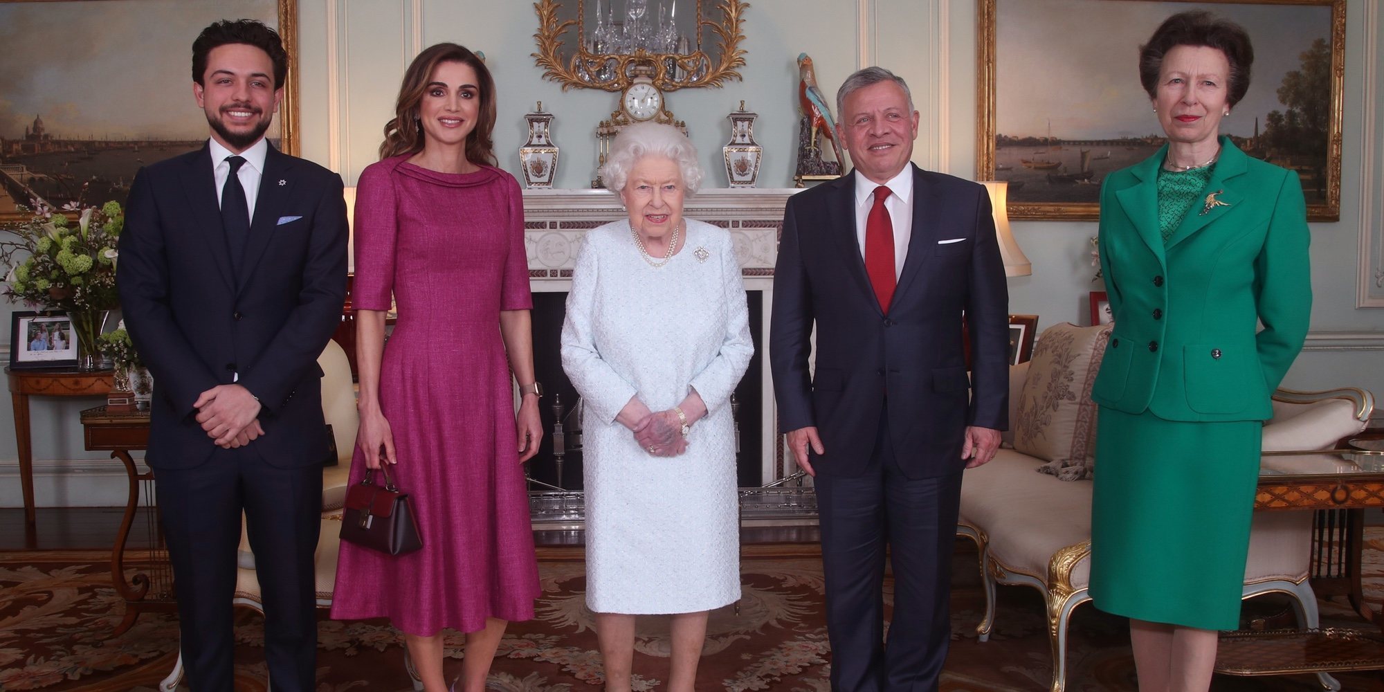 Los Reyes Felipe y Letizia y sus hijas se cuelan en la recepción de la Reina Isabel a Abdalá, Rania y Hussein de Jordania