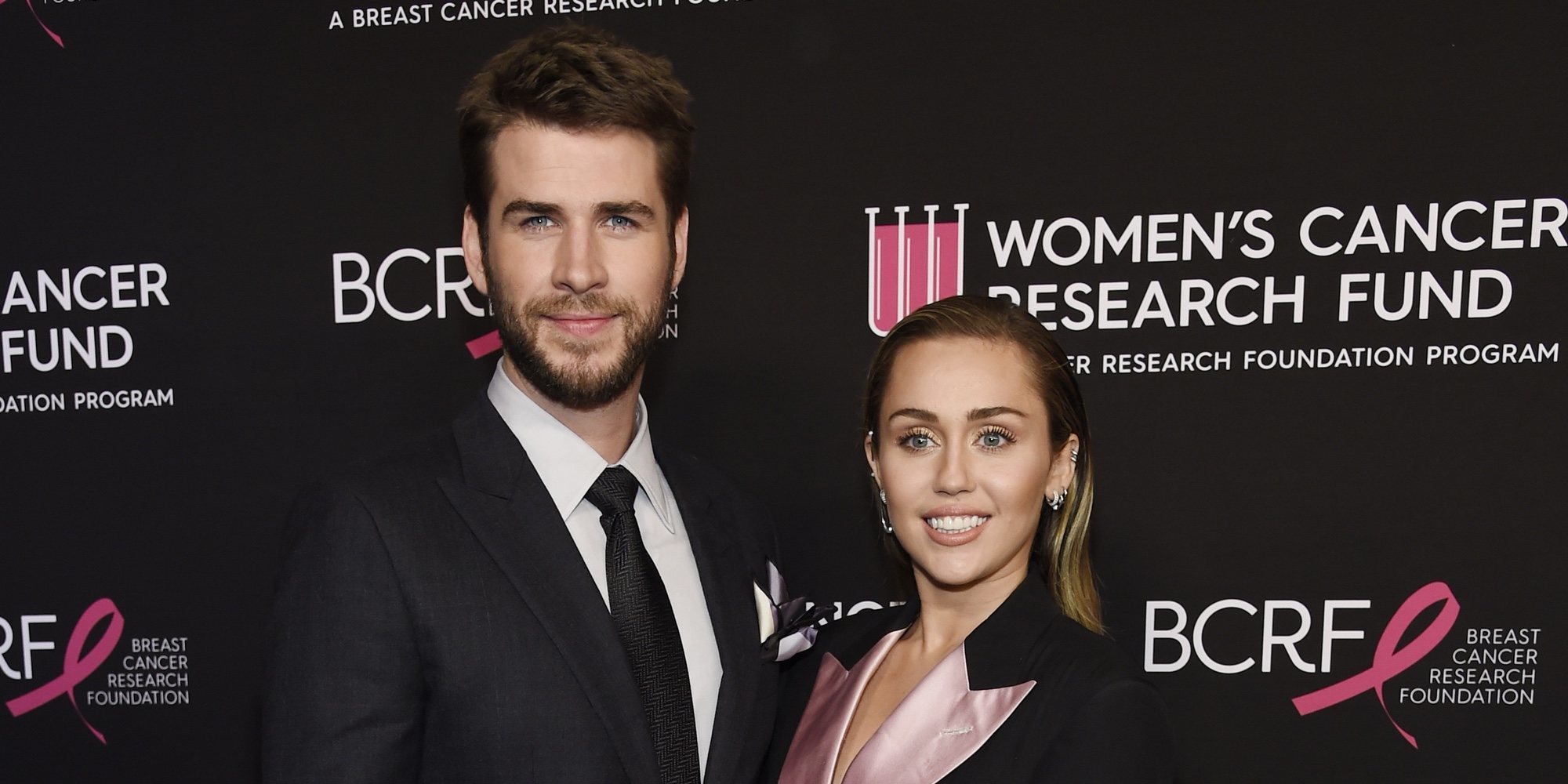 Miley Cyrus y Liam Hemsworth ponen su granito de arena en una gala contra el cáncer de mama