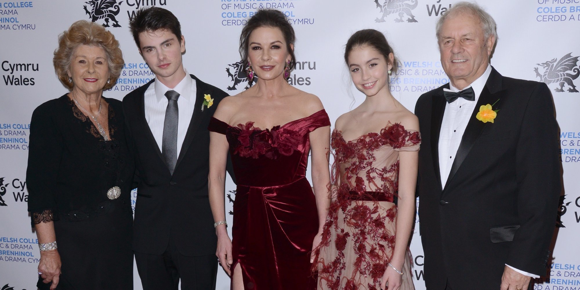 Catherine Zeta-Jones, arropada por sus hijos y sus padres en la Gala del Día Nacional de Gales
