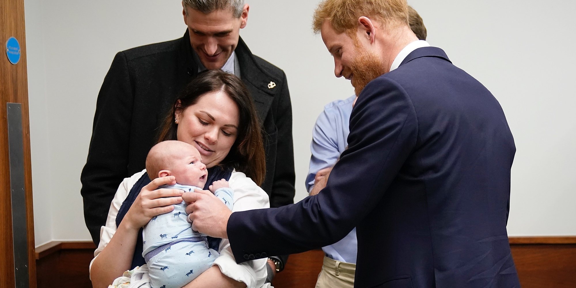 El Príncipe Harry practica como papá con un bebé en Birmingham a pocas semanas de que nazca el bebé que espera