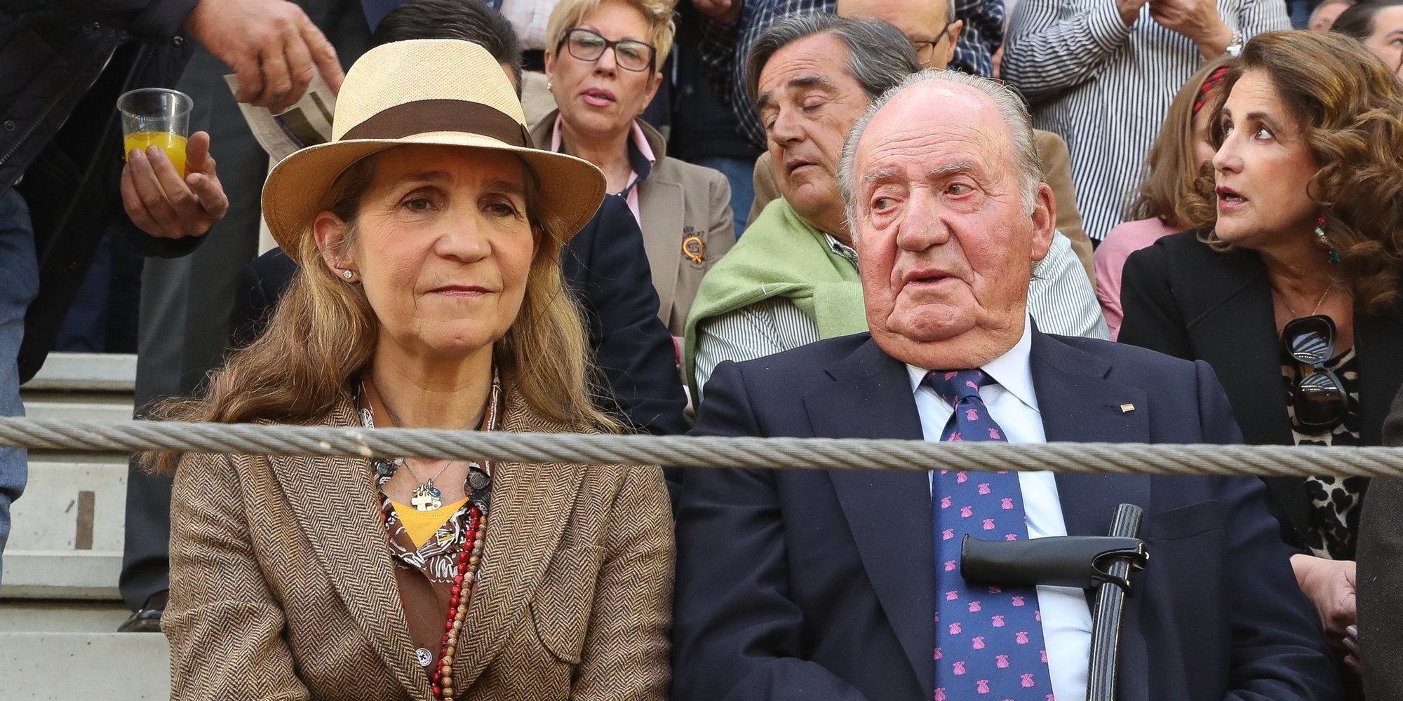 Vítores y aplausos para el Rey Juan Carlos y la Infanta Elena durante una tarde de toros en Illescas