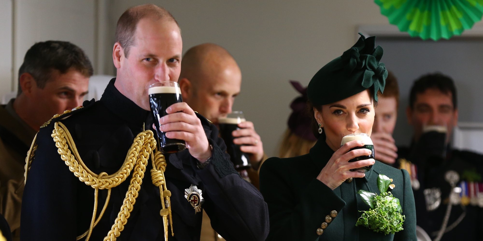 El Príncipe Guillermo y Kate Middleton celebran San Patricio de verde y con una Guinness