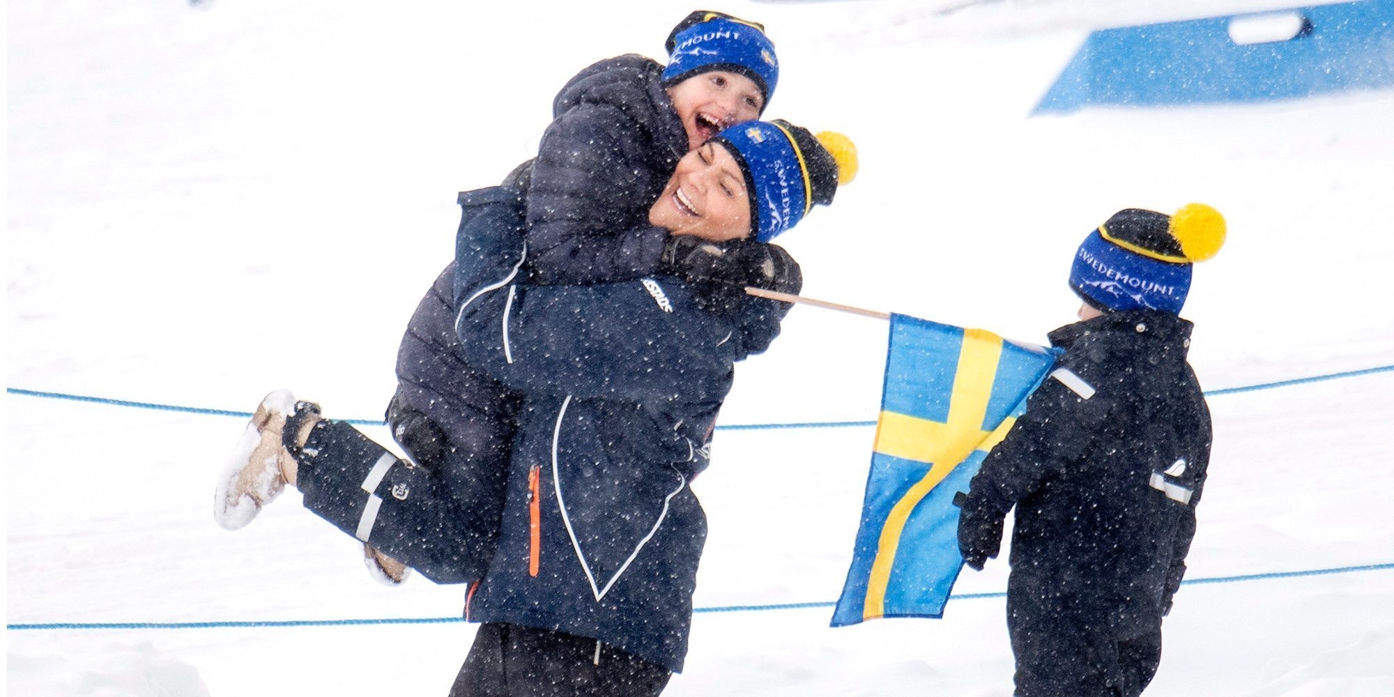 El entusiasmo de Estela de Suecia en su visita al campeonato mundial de biatlón con sus padres y su hermano Oscar