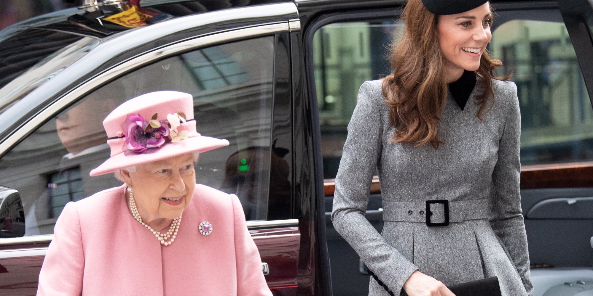 Kate Middleton, radiante en su primer acto oficial en solitario con la Reina Isabel