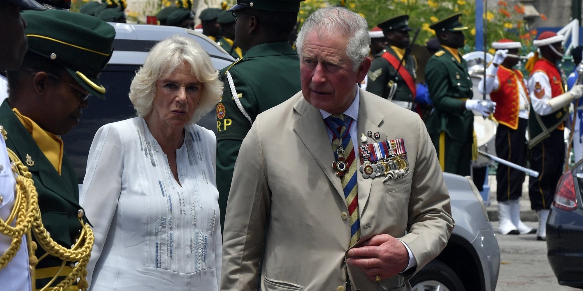 El enfado del Príncipe Carlos al ser pillado en bañador durante su viaje a Barbados con Camilla Parker