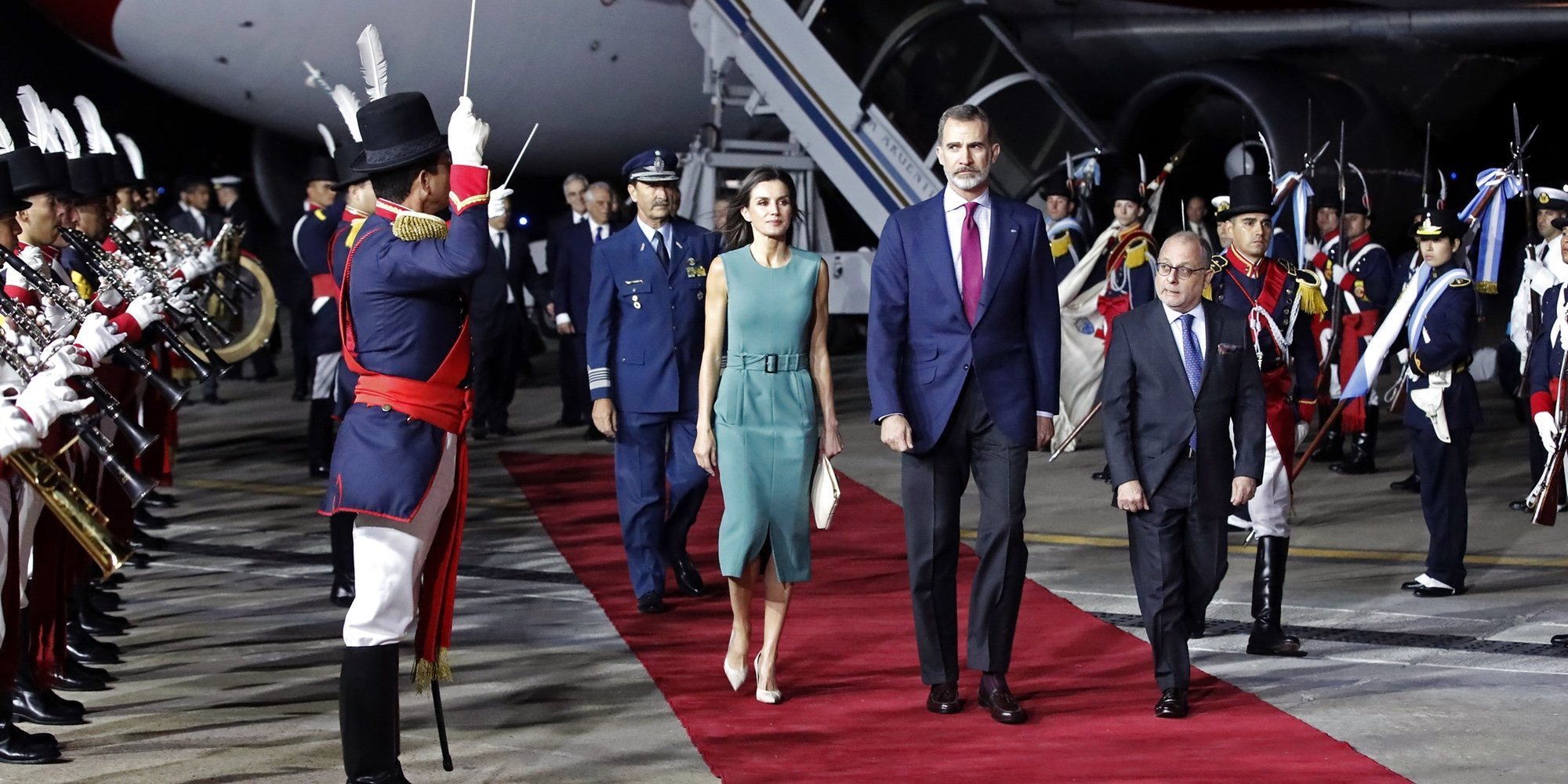 La llegada del Rey Felipe VI y la Reina Letizia a Argentina se retrasó una hora por culpa de una escalera