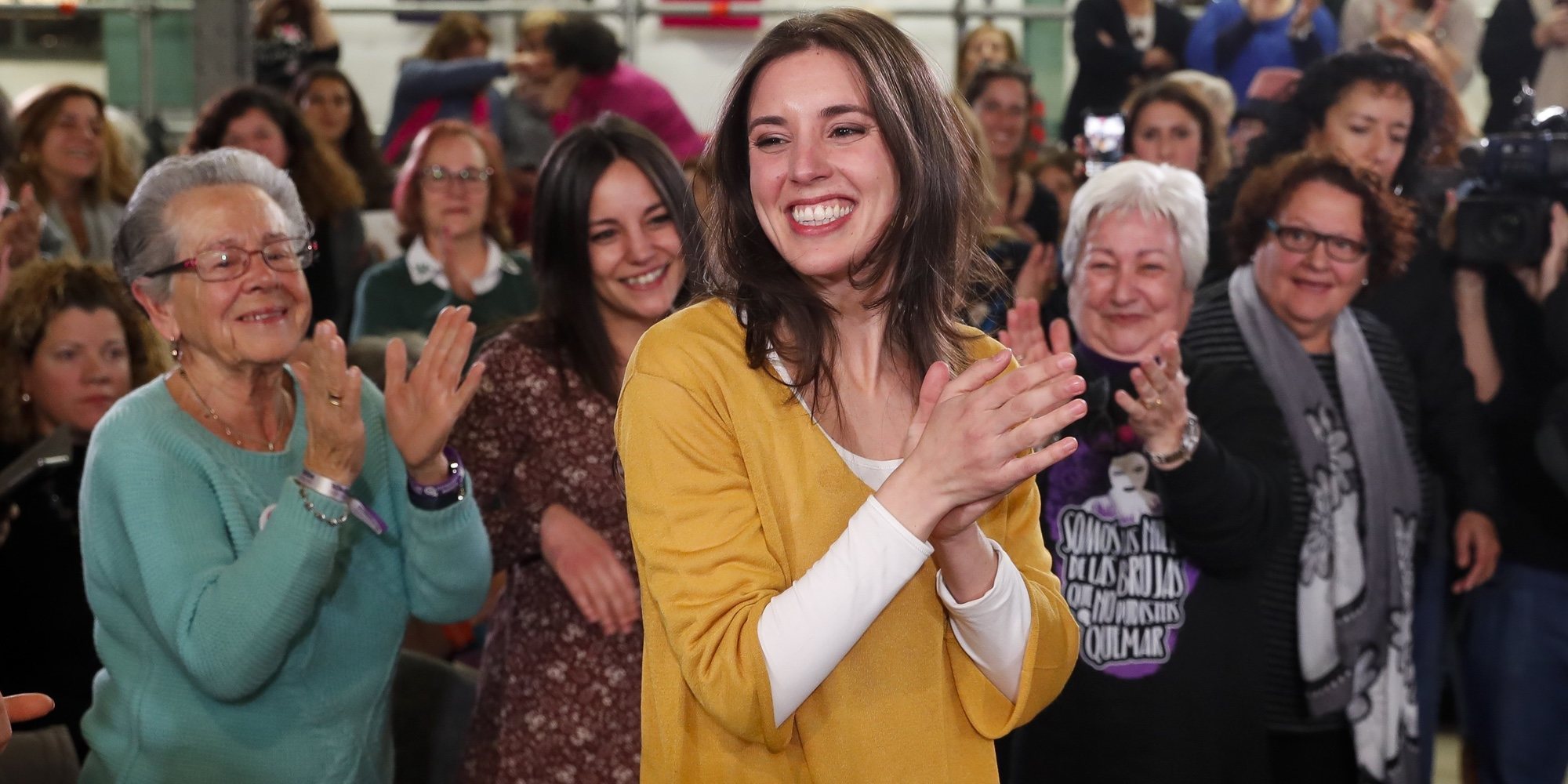 Irene Montero presume de barriguita en un acto de Podemos