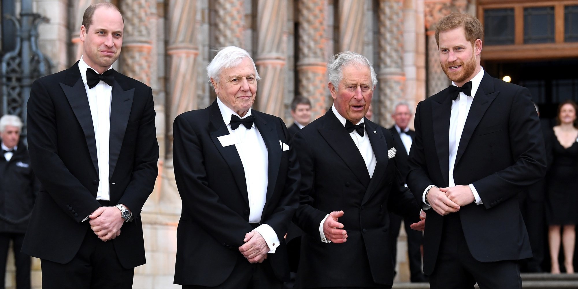 El buen rollo del Príncipe Carlos y sus hijos Guillermo y Harry en una noche ecologista con los Beckham