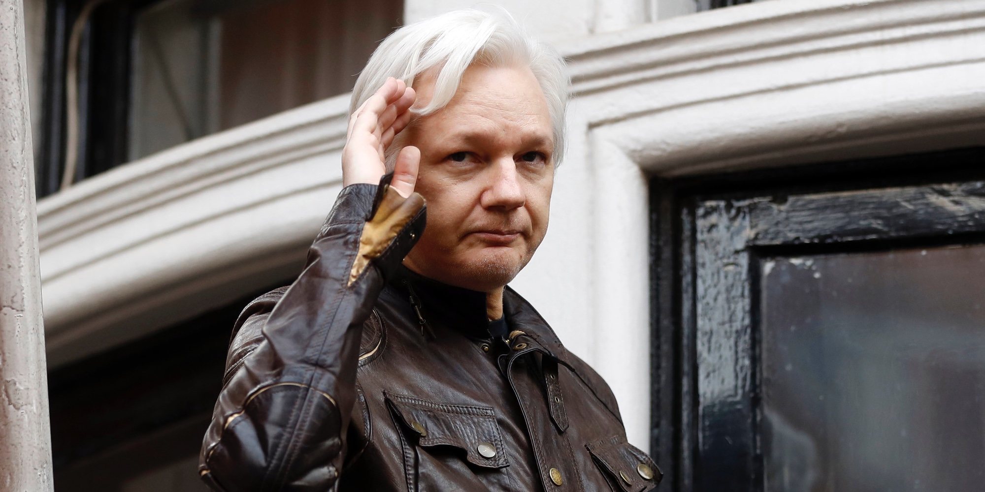 Julian Assange, detenido por la Policía británica después de que la embajada ecuatariona le quitara el asilo