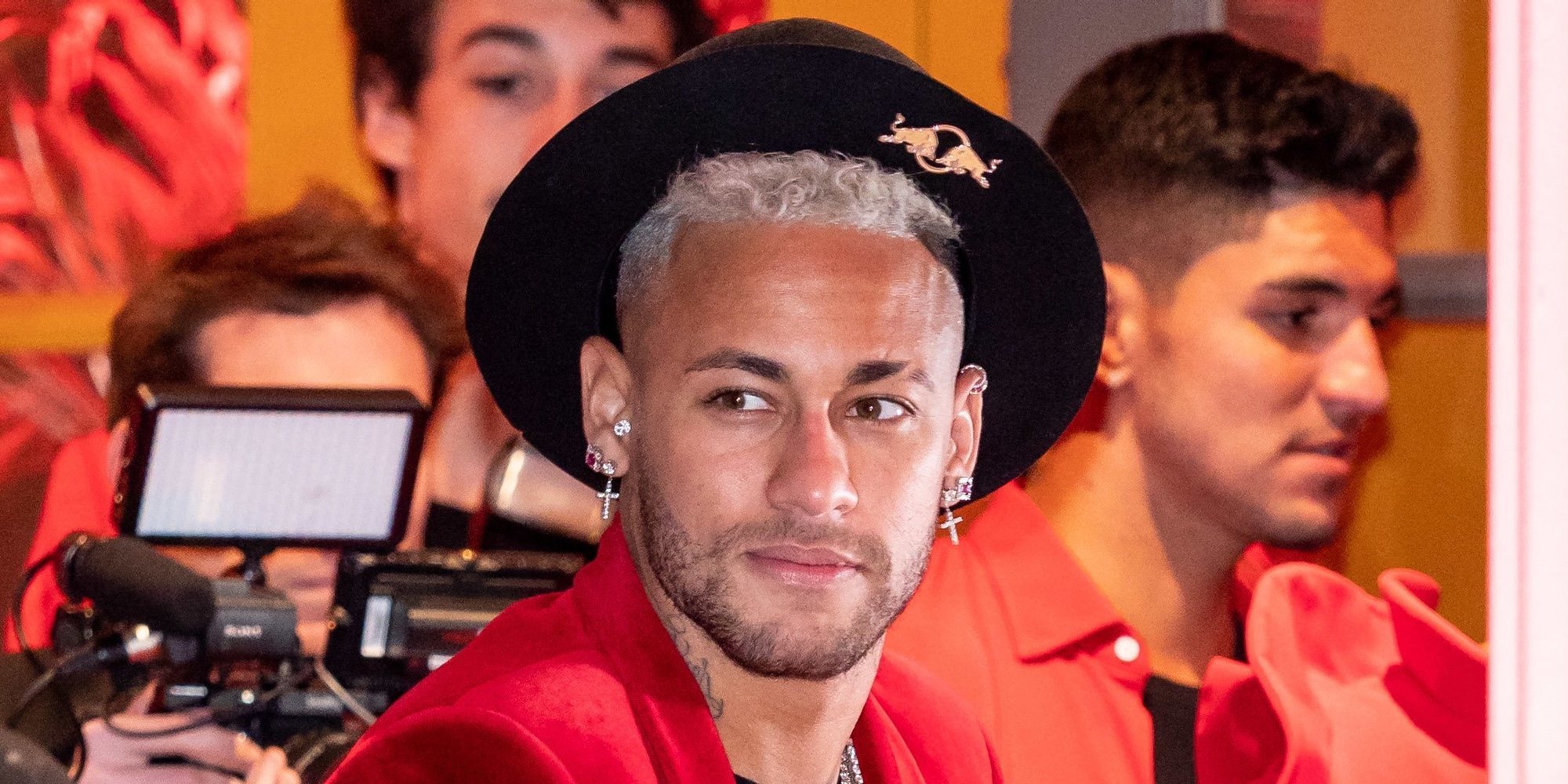 Neymar golpea a un aficionado que criticaba el partido de la PSG contra el Rennes por la Copa de Francia