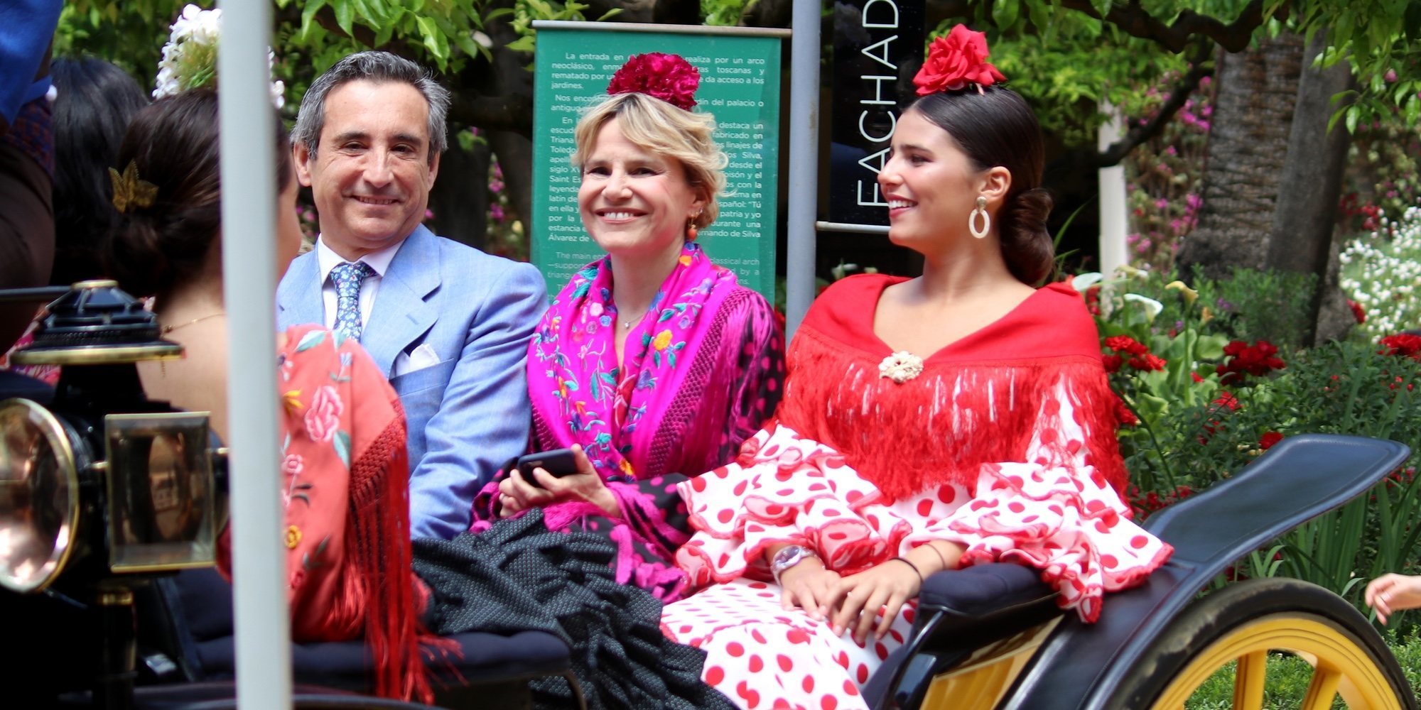 Ágatha Ruiz de la Prada, Lourdes Montes y Raquel Bollo pasean por el Real de la Feria de Abril 2019