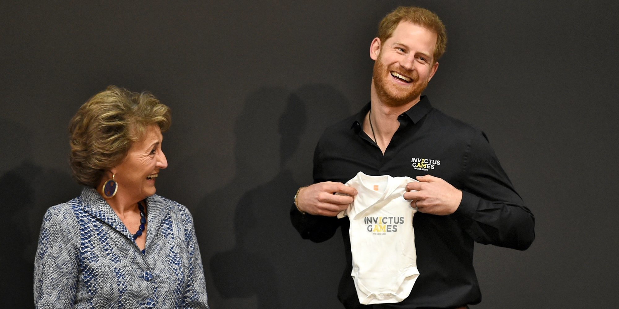 La emoción del Príncipe Harry al recibir un regalo para su hijo Archie Harrison en su primer viaje oficial tras ser padre