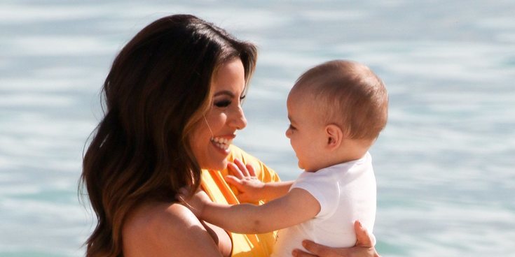 Eva Longoria disfruta de una preciosa escapada con su hijo Santiago en las playas de Cannes
