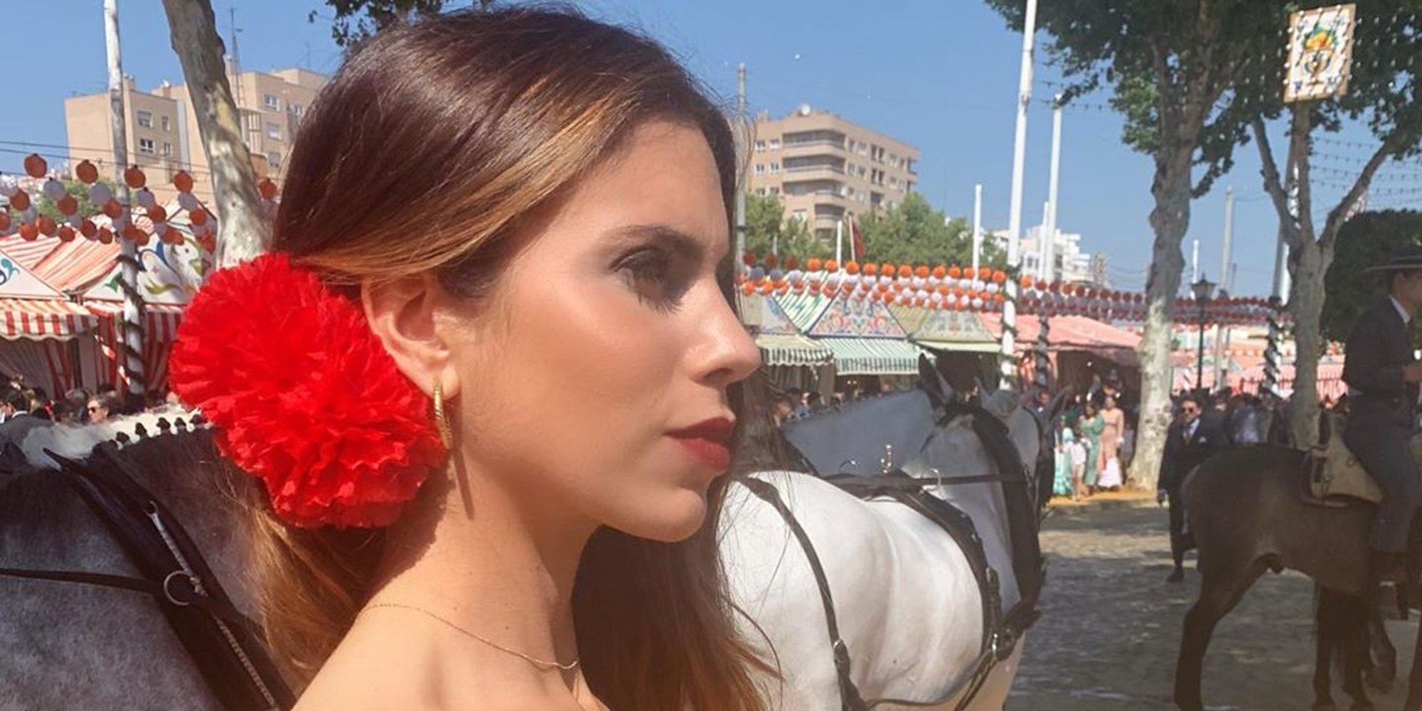 Melissa Jiménez presume de su tercer embarazo en la Feria de Sevilla
