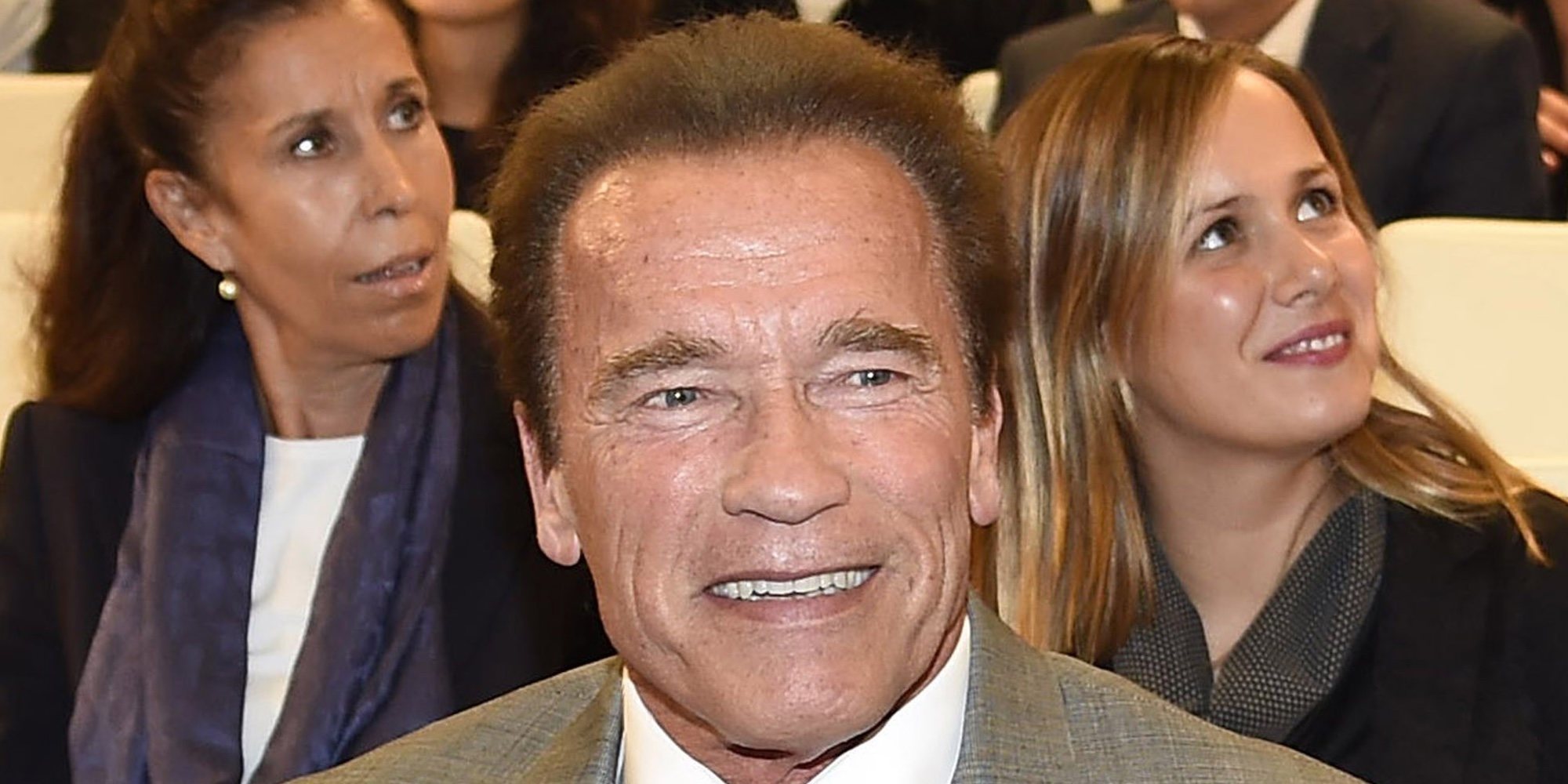 Arnold Schwarzenegger, agredido al recibir una patada voladora por la espalda en un acto deportivo