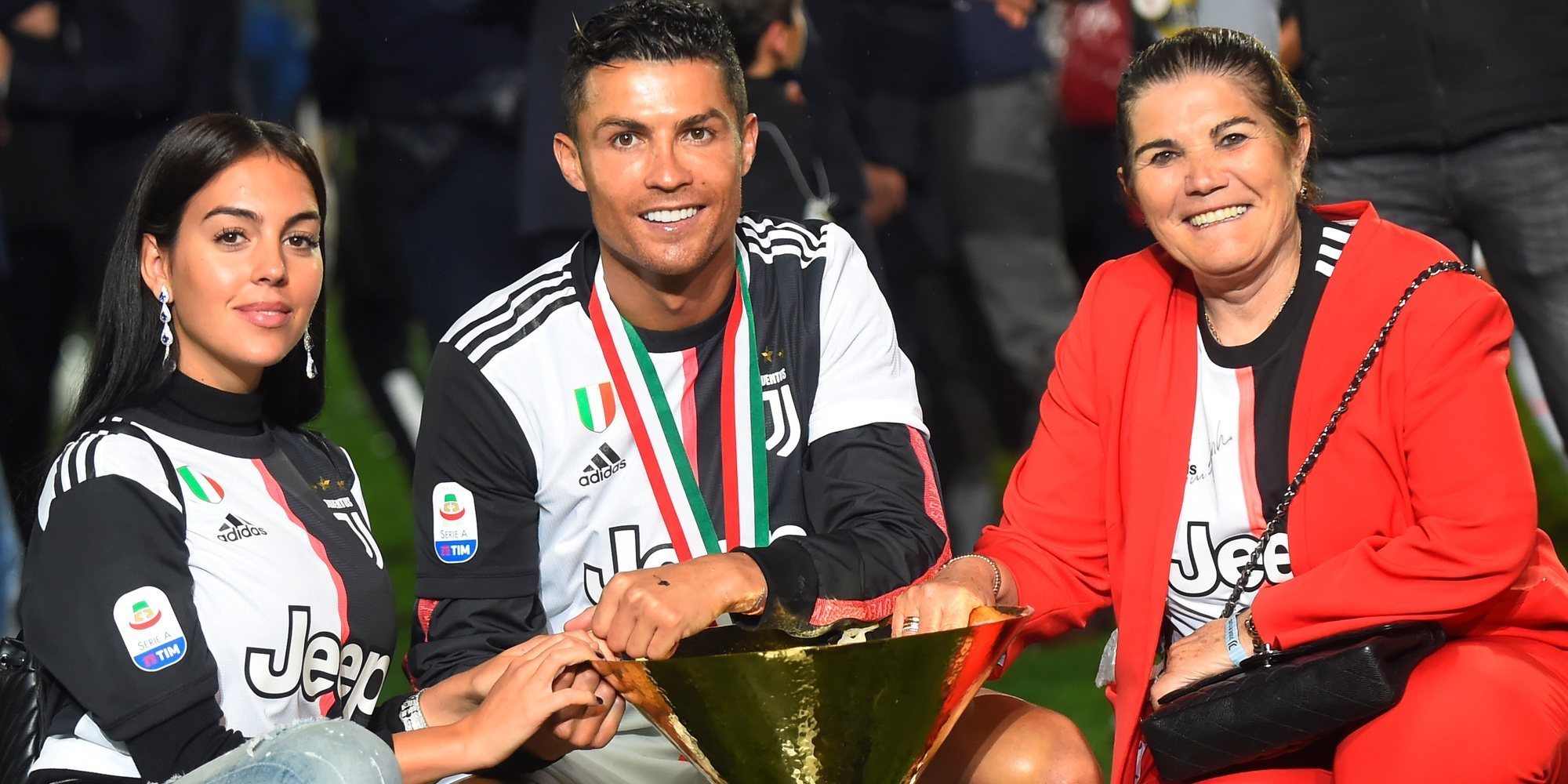 Cristiano Ronaldo celebra la victoria de la Juventus con Georgina Rodríguez y Dolores Aveiro