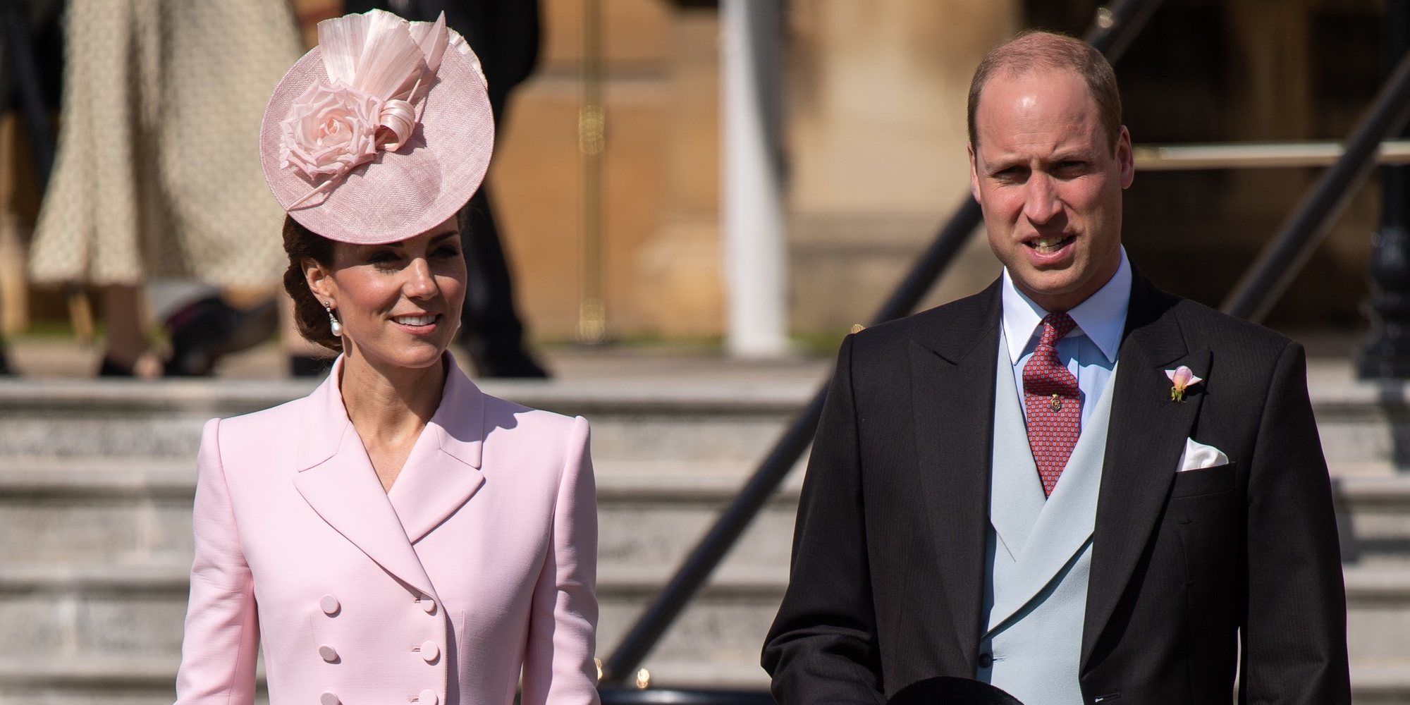 El Príncipe Guillermo y Kate Middleton se unen a la Garden Party con la Reina Isabel en modo cómico