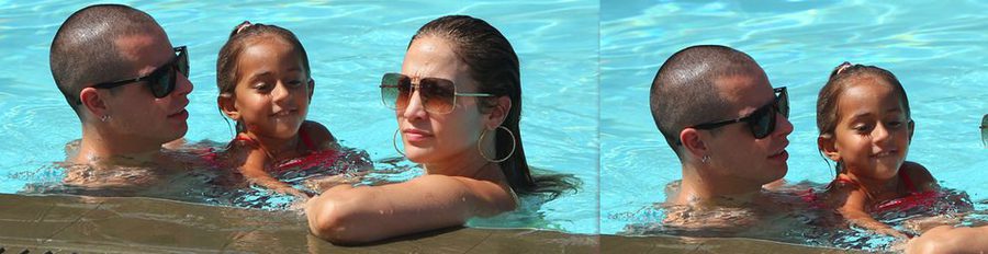 Jennifer Lopez en bikini, Casper Smart y los hijos de la cantante Max y Emme disfrutan de un feliz día de piscina