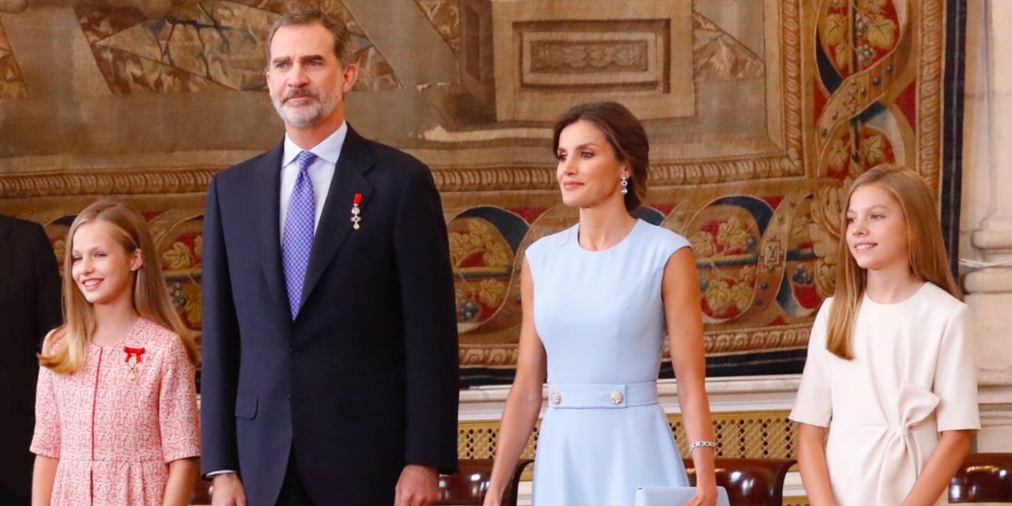 El bonito gesto de la Princesa Leonor y la Infanta Sofía con una anciana en el 5 aniversario del reinado de Felipe VI