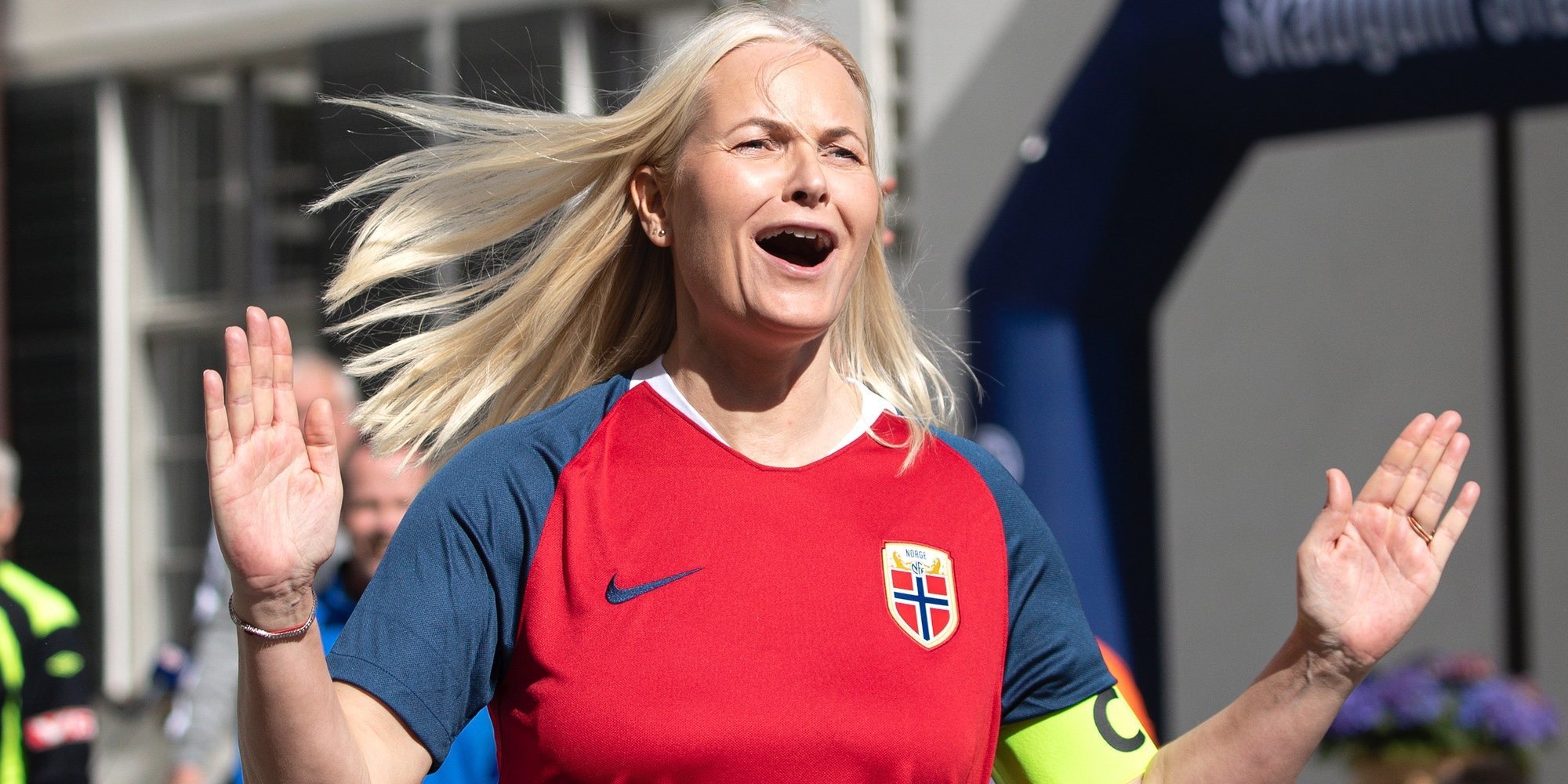 Mette-Marit demuestra que está en plena forma en un partido de fútbol junto a Haakon de Noruega y sus hijos