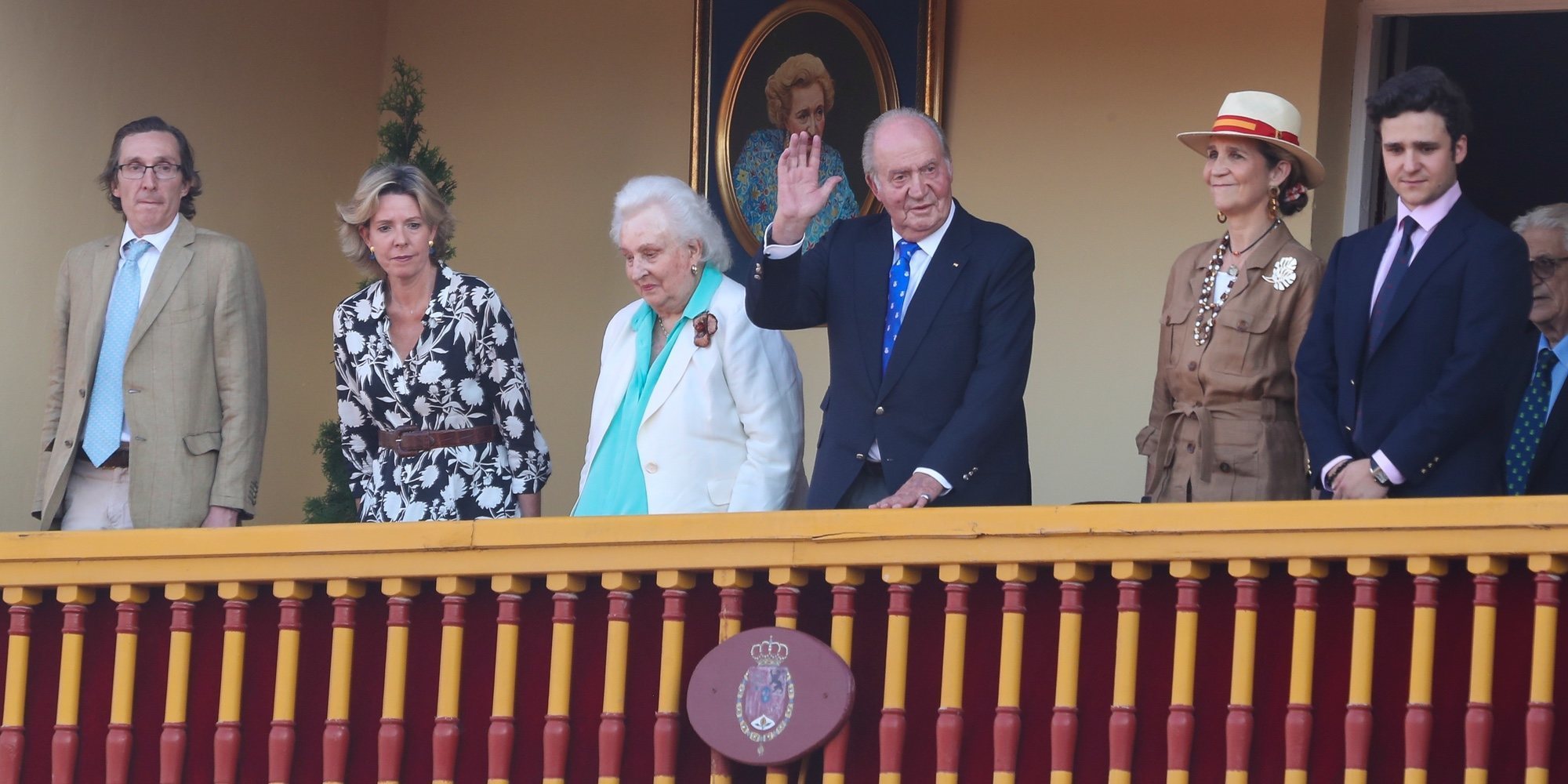 El Rey Juan Carlos, acompañado por la Infanta Elena, Froilán, la Infanta Pilar y dos de sus hijos en su despedida