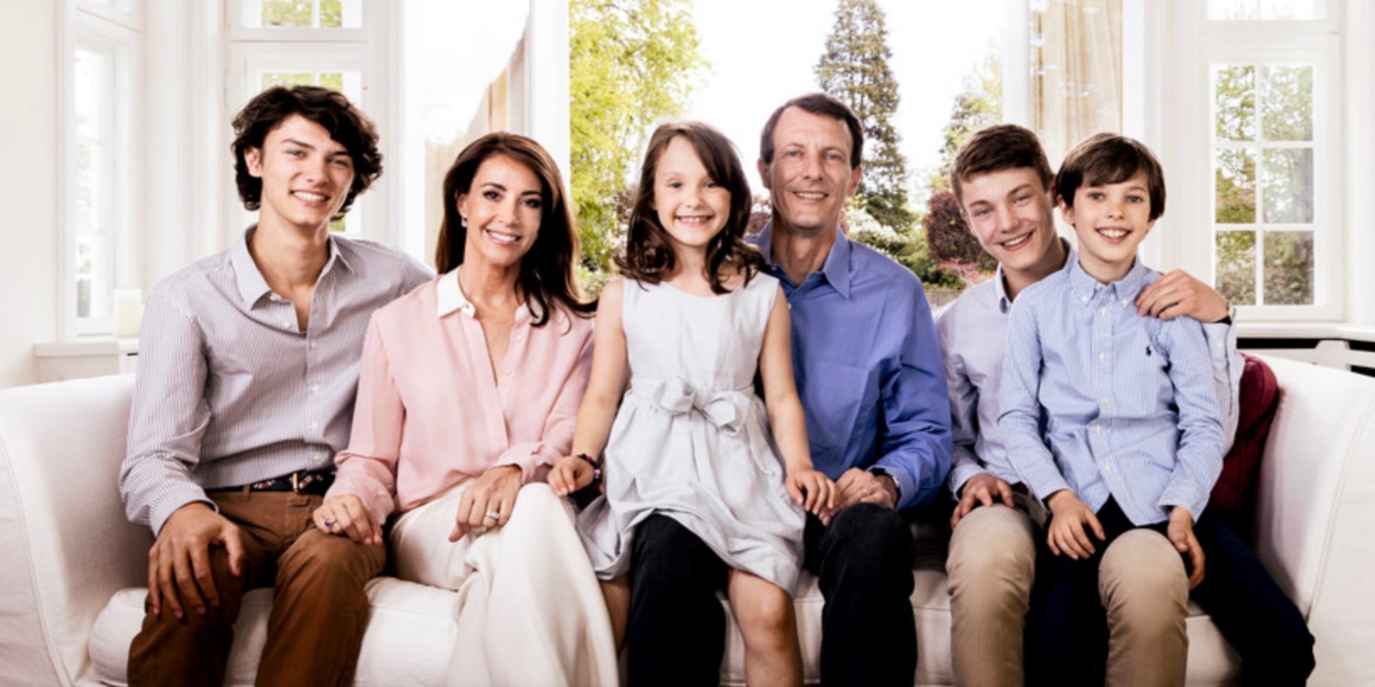 Joaquín de Dinamarca posa con Marie de Dinamarca y sus cuatro hijos para celebrar su 50 cumpleaños