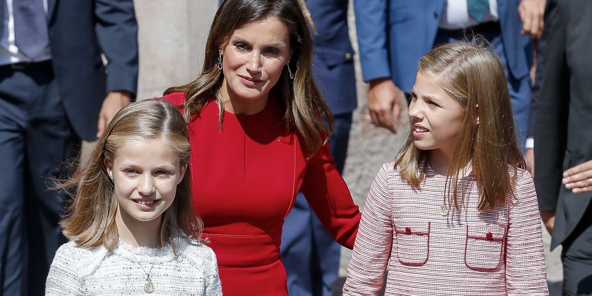 La Reina Letizia, la Princesa Leonor y la Infanta Sofía, pilladas de compras 'low cost' en Madrid