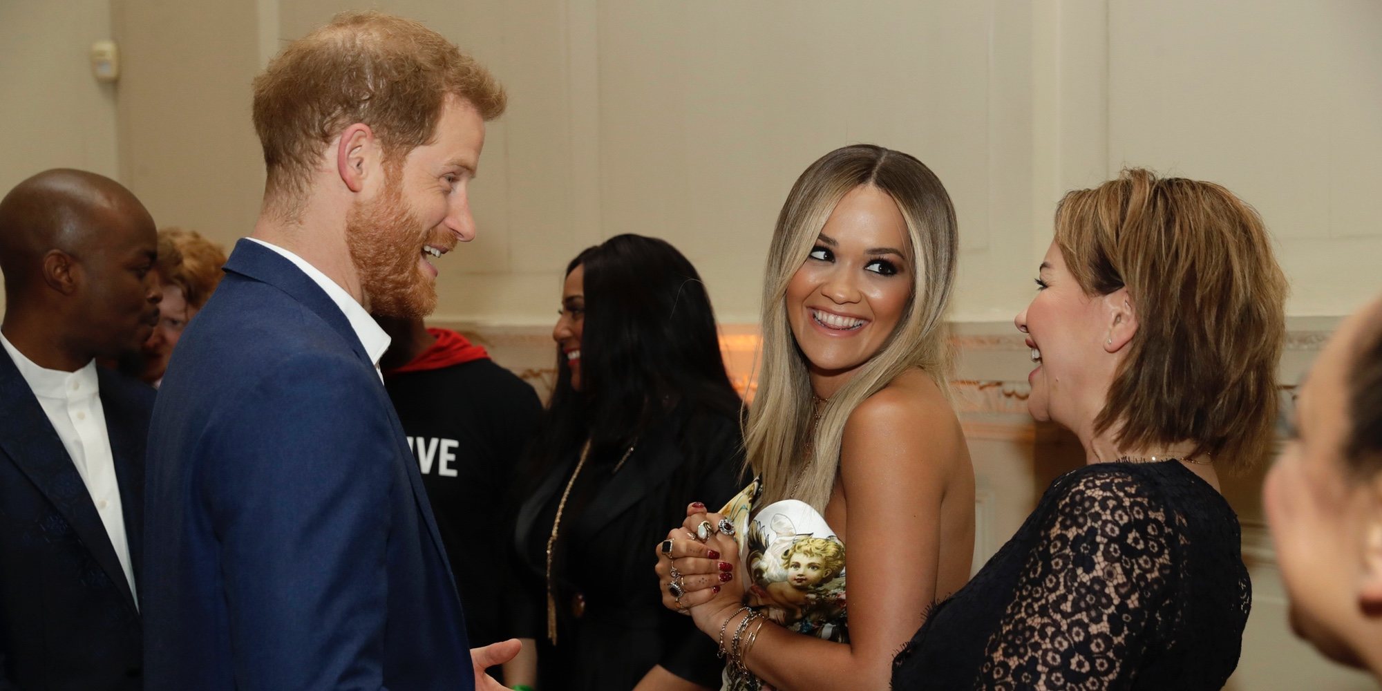 La complicidad entre el Príncipe Harry y Rita Ora en un acto benéfico contra el Sida