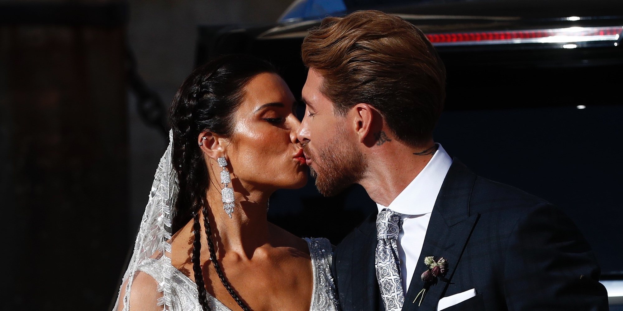 El primer beso de Sergio Ramos y Pilar Rubio como marido y mujer tras su boda en la Catedral de Sevilla