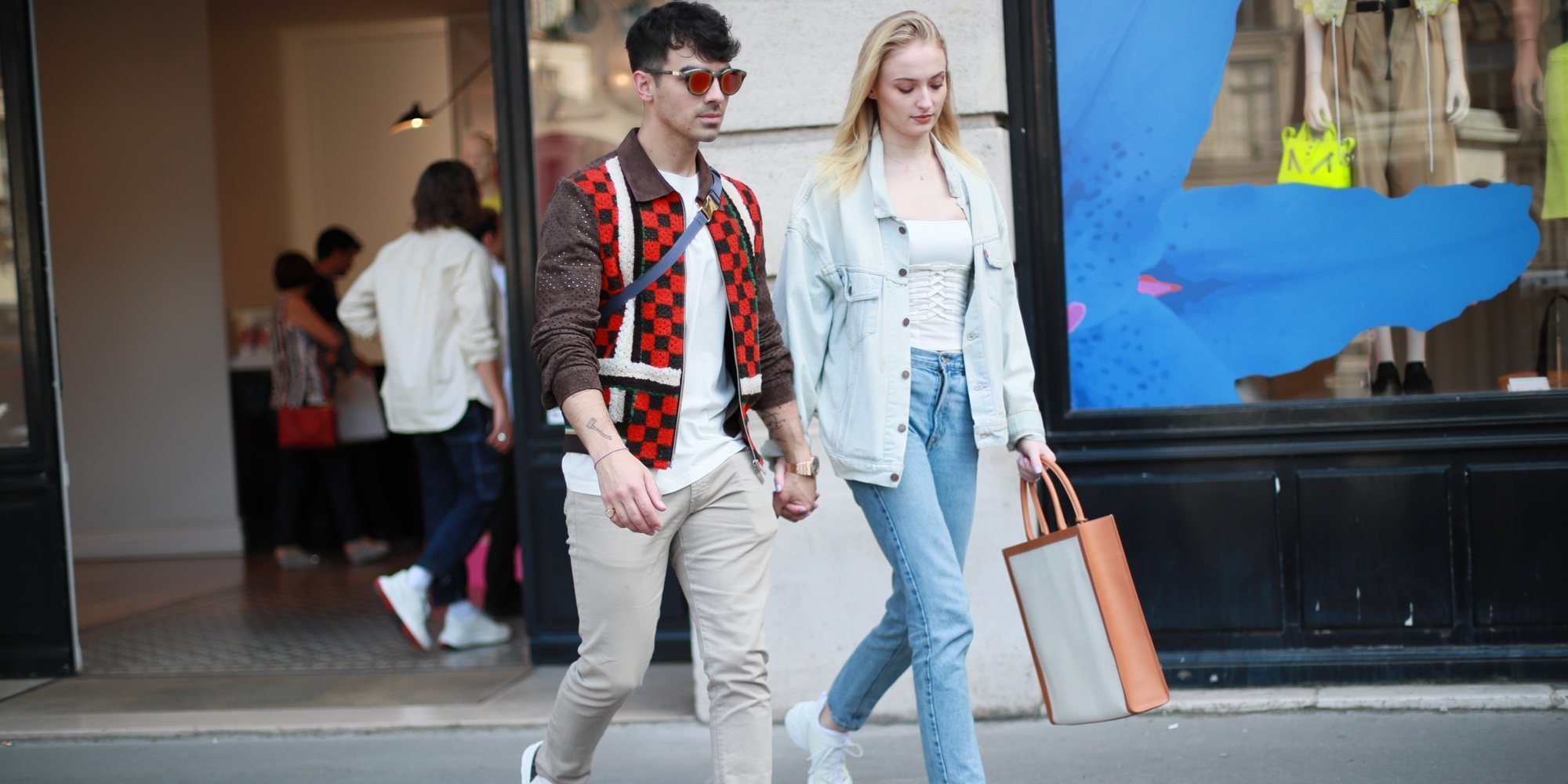 Joe Jonas y Sophie Turner derrochan amor en París