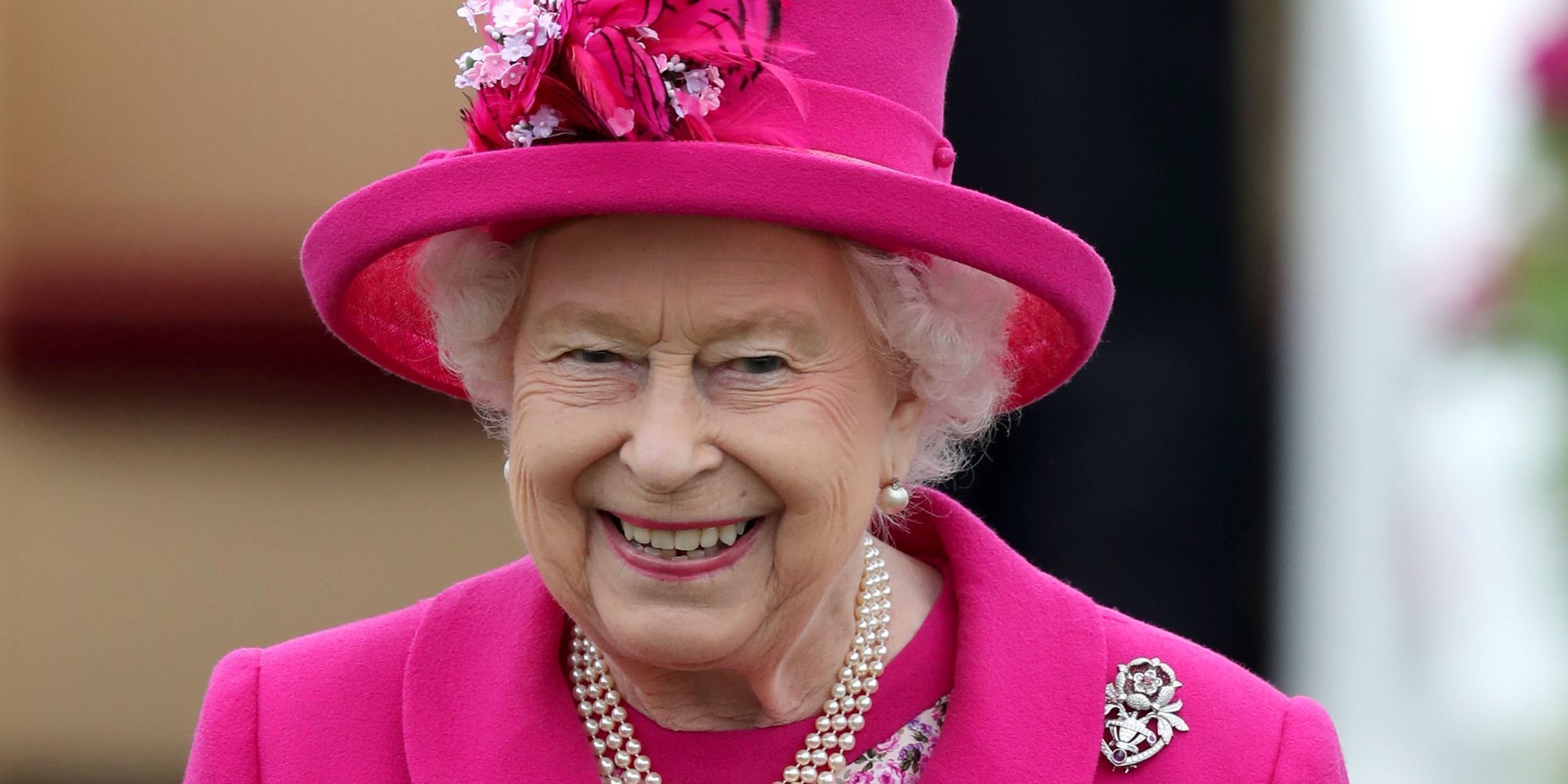 La Reina Isabel II, golpeada en la cara por un pañuelo mientras disfrutaba de un partido de polo