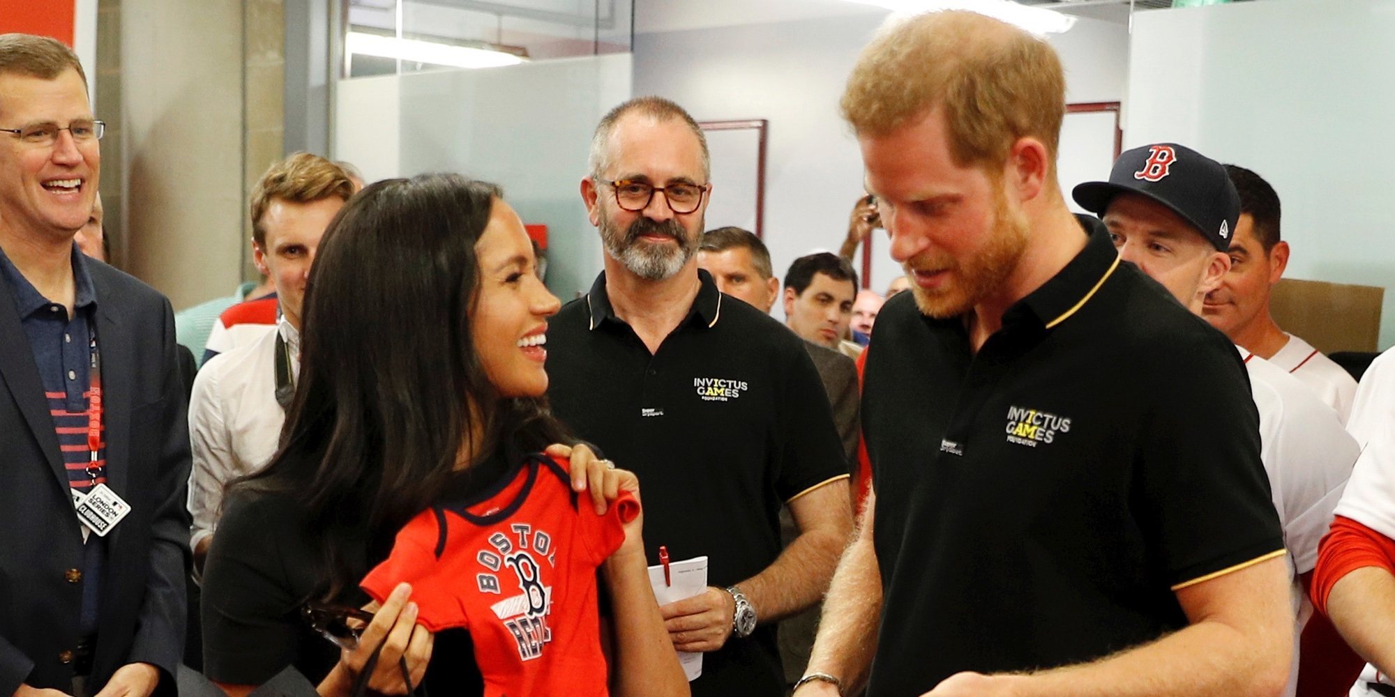 Meghan Markle reaparece por sorpresa con el Príncipe Harry en un partido de béisbol entre regalos y sonrisas