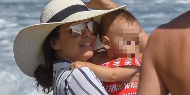 Eva Longoria disfruta de sus vacaciones en Marbella con su hijo Santiago y su amiga María Bravo