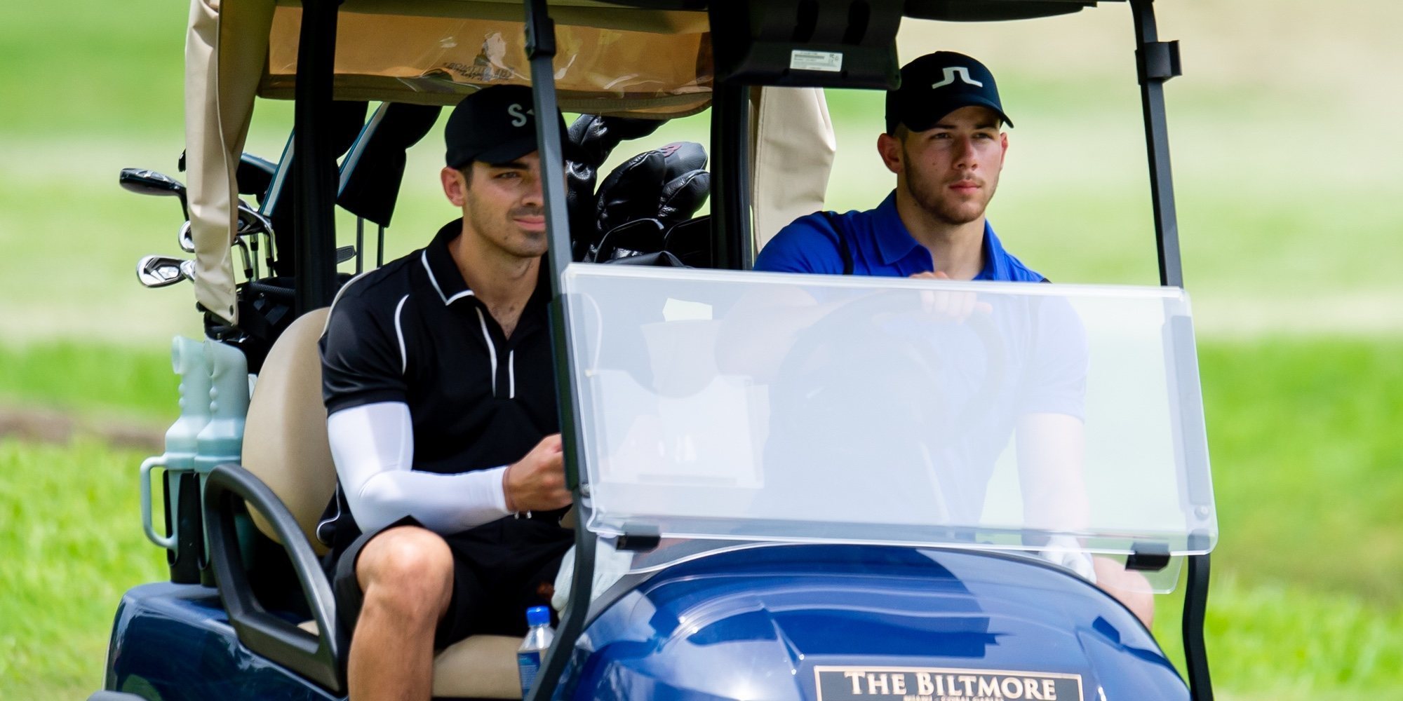 Nick y Joe Jonas disfrutan de una agradable jornada de golf antes de comenzar la gira