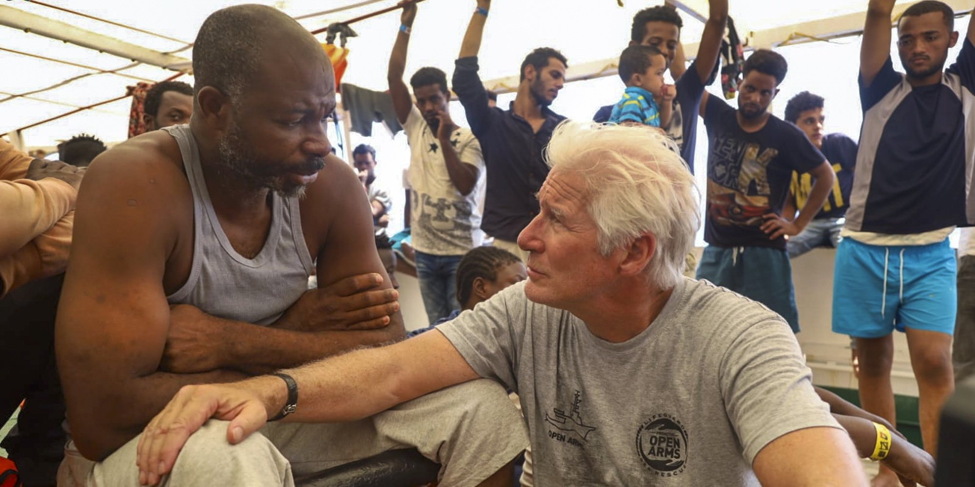 Lluvia de críticas hacia Richard Gere después de ayudar a refugiados del 'Open Arms' llegando en yate privado