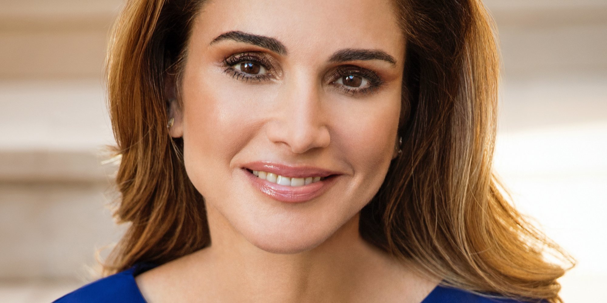 La Reina Rania de Jordania estrena retratos para festejar su 49 cumpleaños